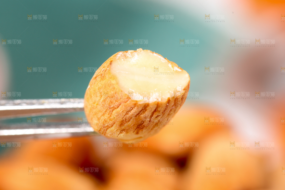 白底上的巴旦木