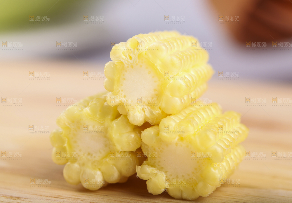 木板上的迷你玉米棒