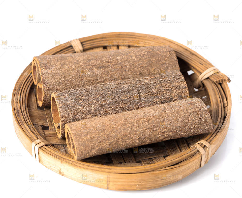 竹篮里放着干桂皮