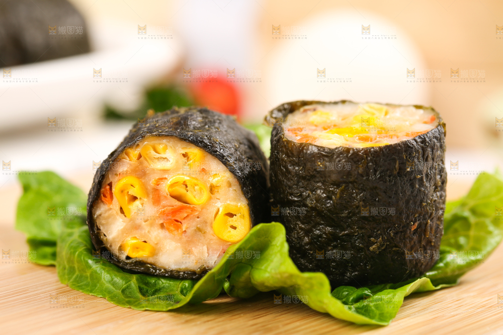 木板上的玉米紫菜卷