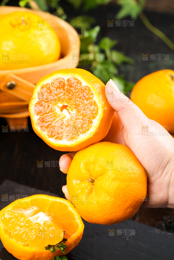 手里拿着新鲜芦柑