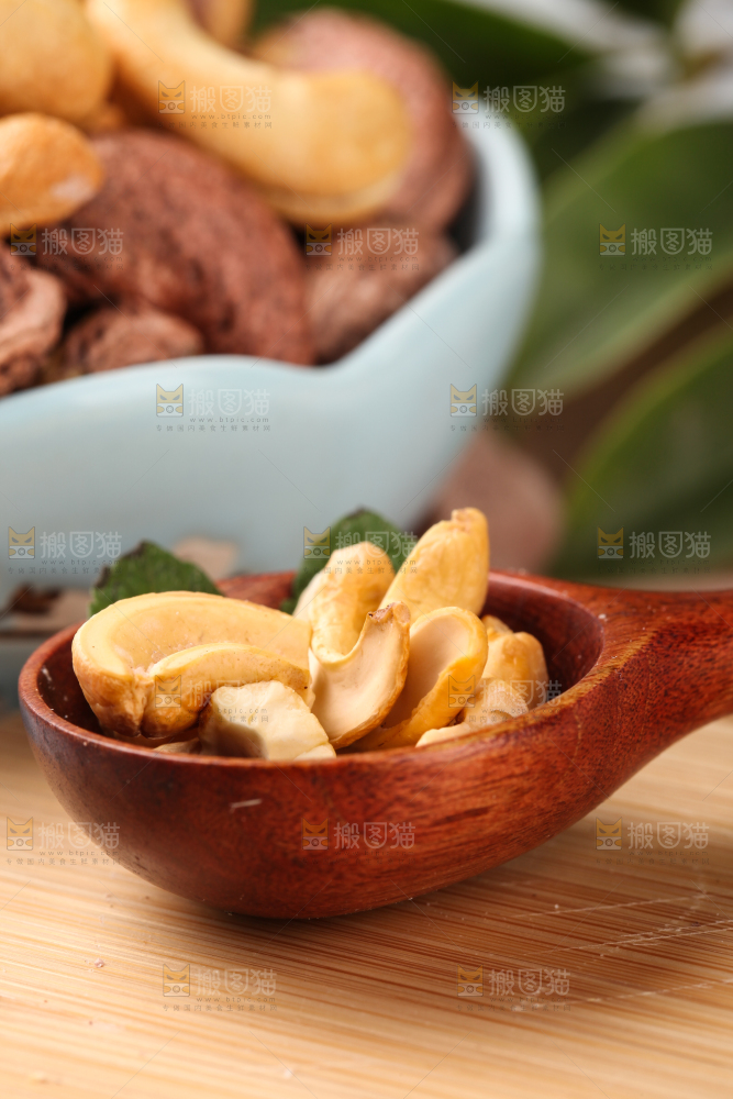 勺子里剥皮的盐焗腰果