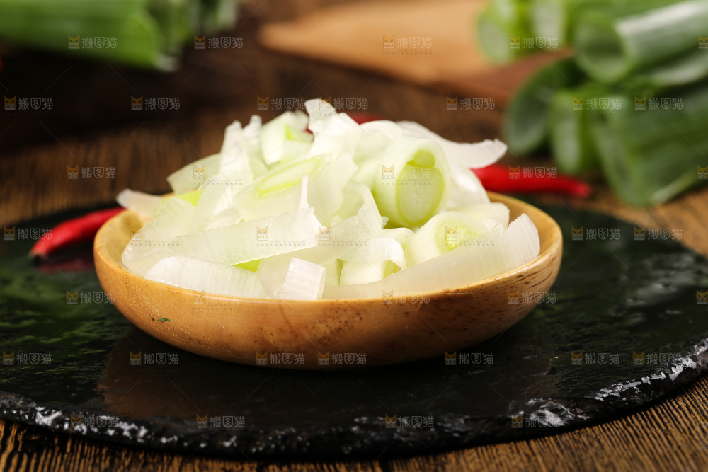 黑石板上放着一碟大葱白