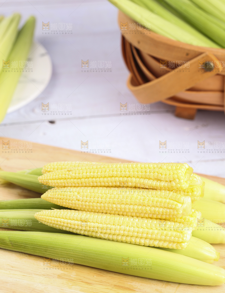 木板上的迷你玉米棒