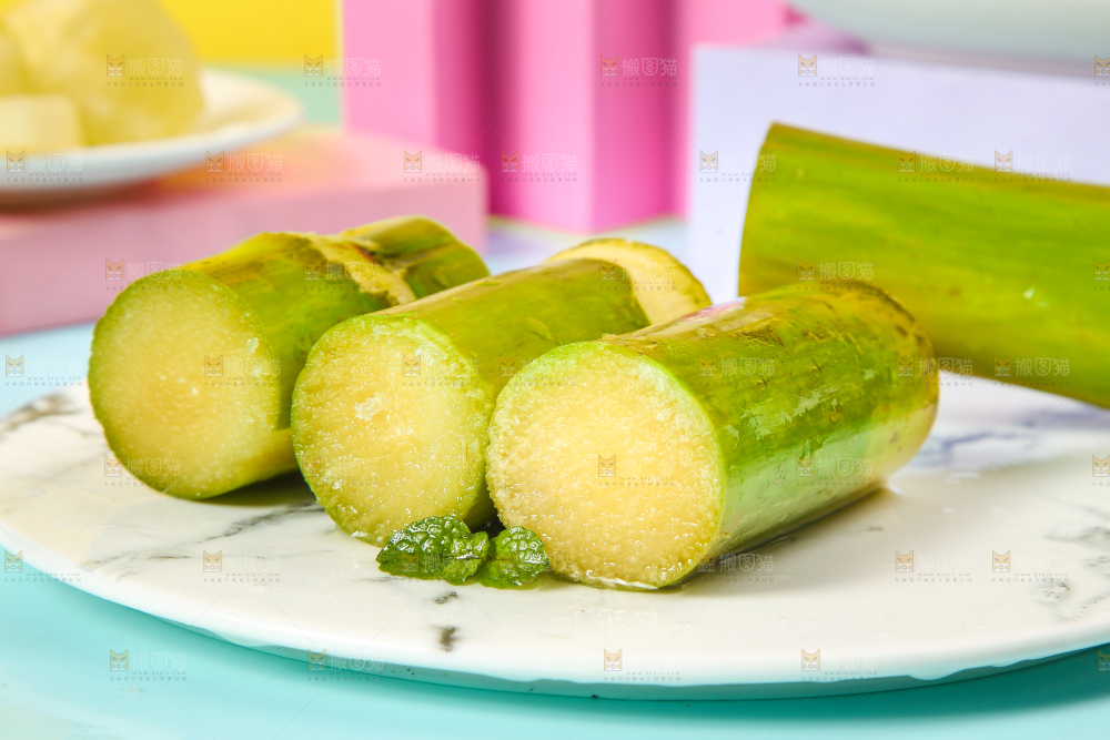 蓝底上放着一盘陶山甘蔗