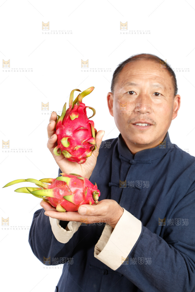 农民手里拿着火龙果