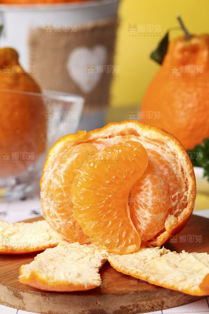 木板上放着春见耙耙柑