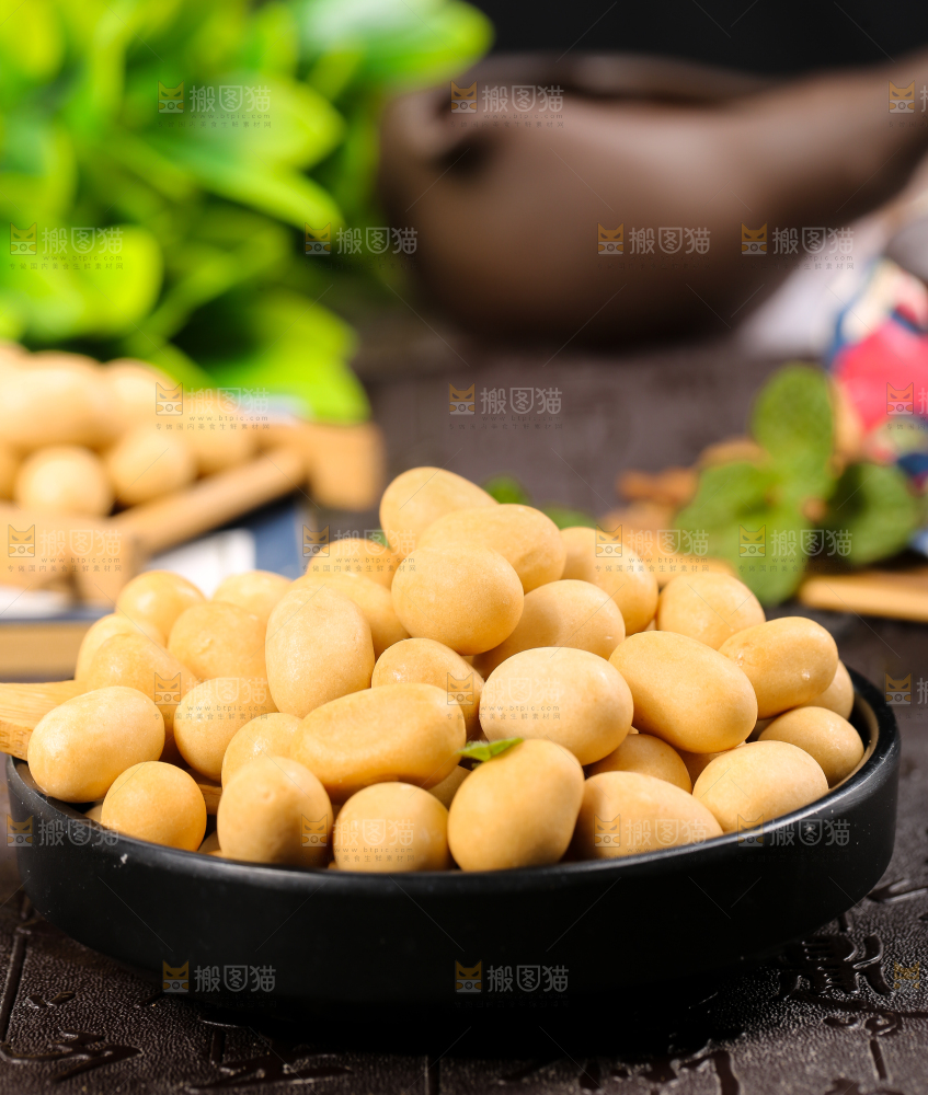 盘子里装着鱼皮花生