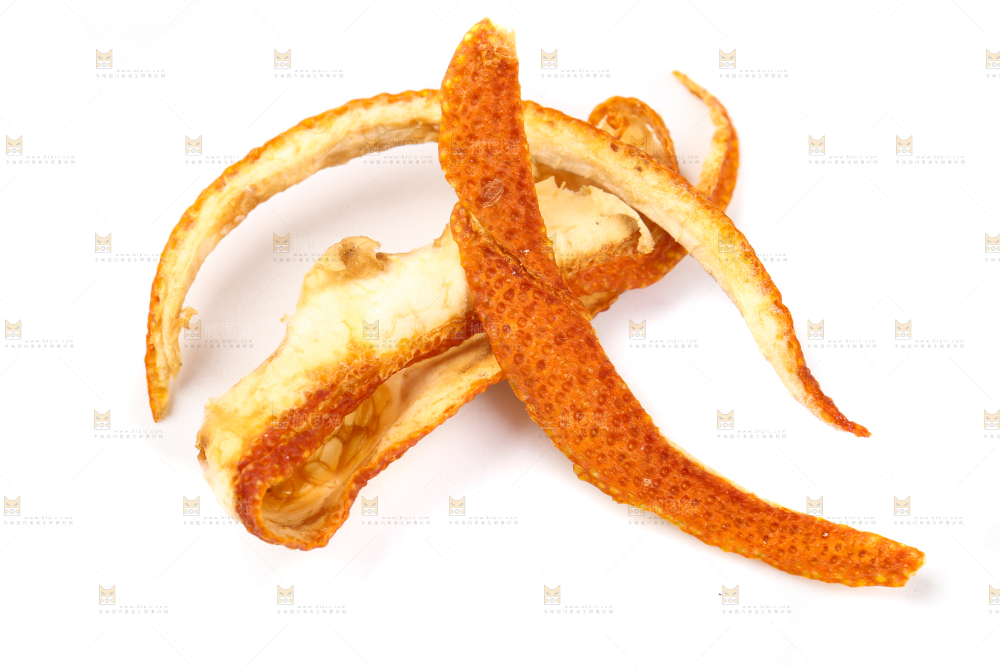 白底上摆放着陈皮