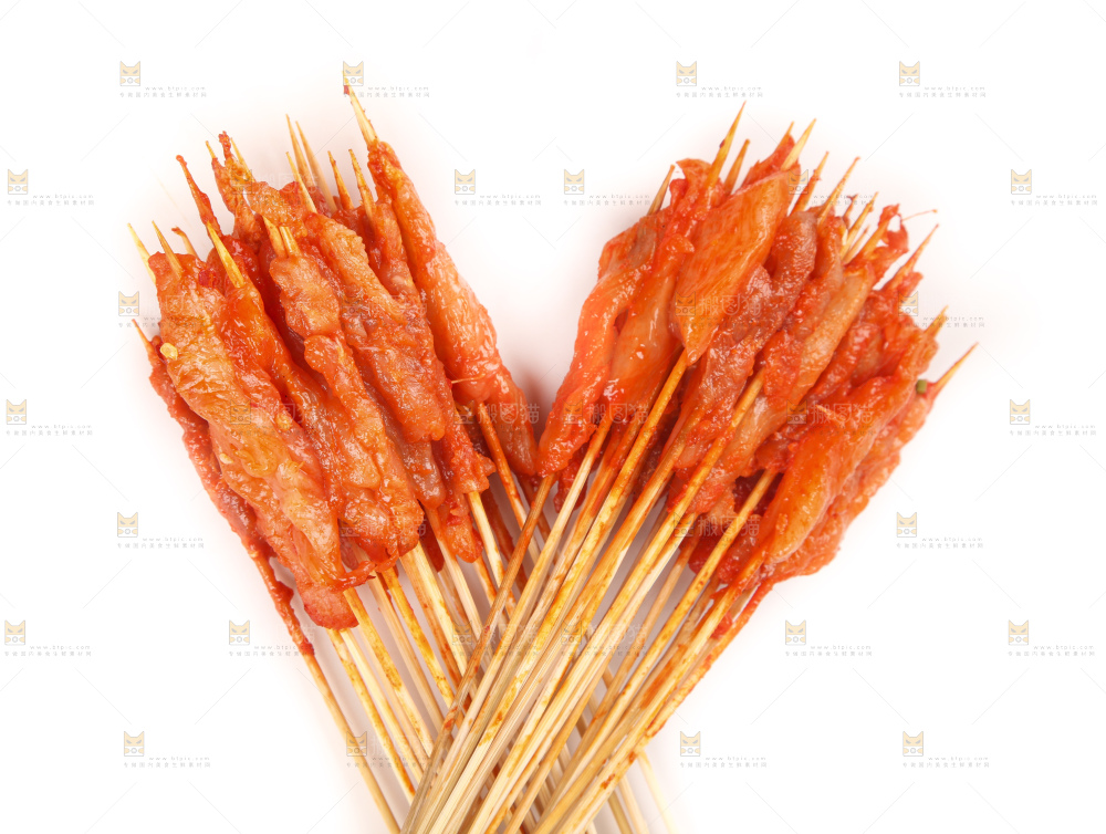 白底上放着肉串
