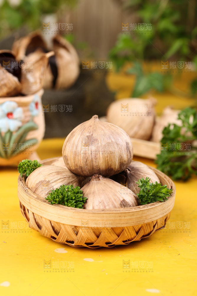 篮子里放着金乡黑蒜