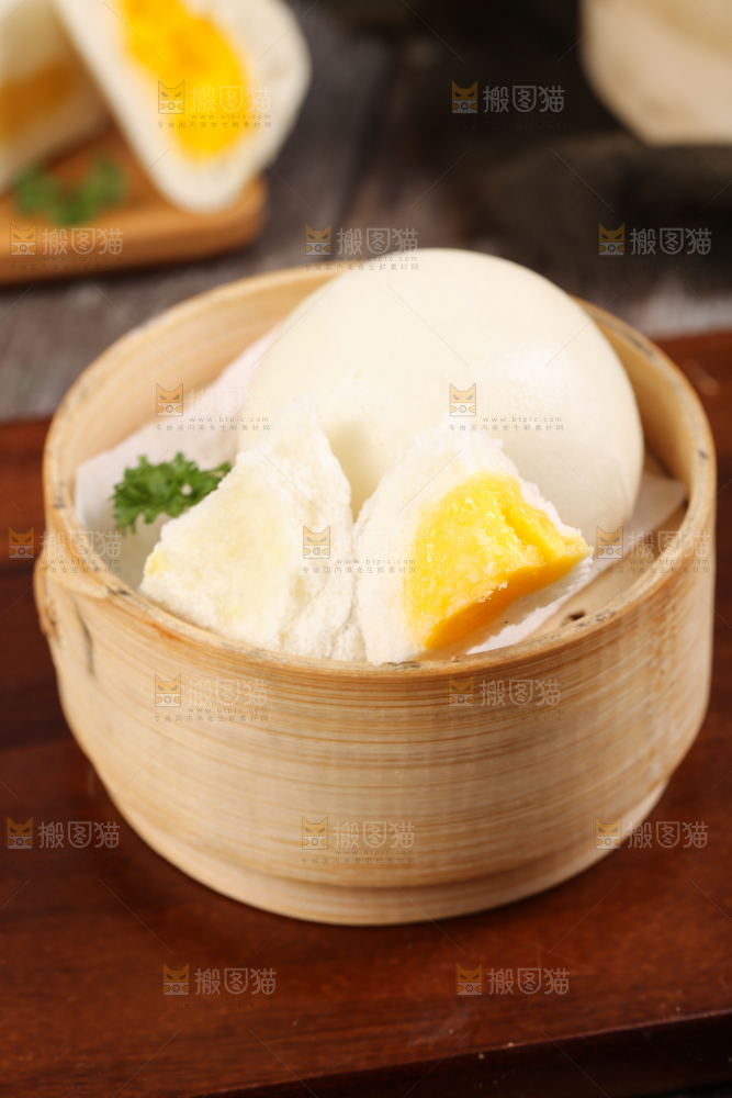 蒸笼里放着奶黄包
