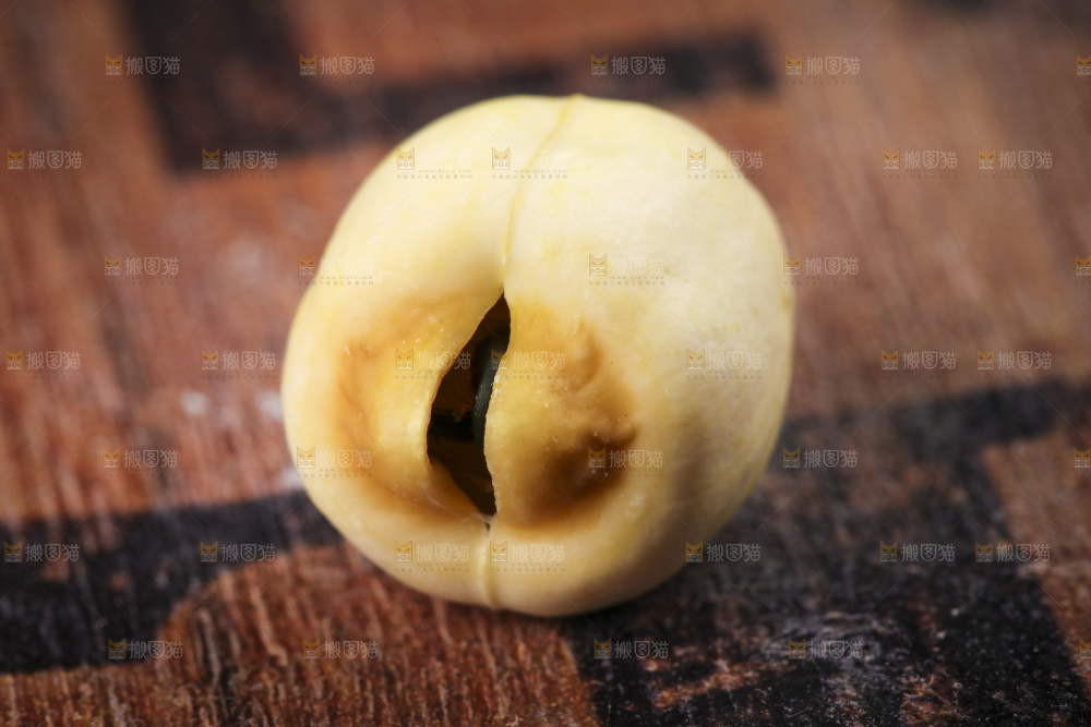 木板上放着干莲子