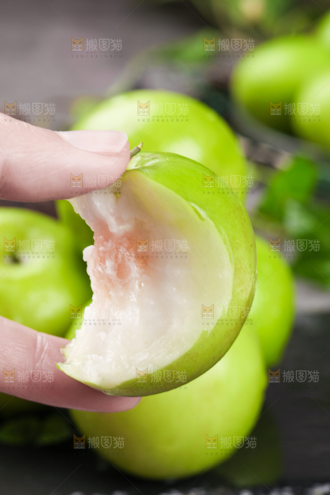 手拿牛奶大青枣
