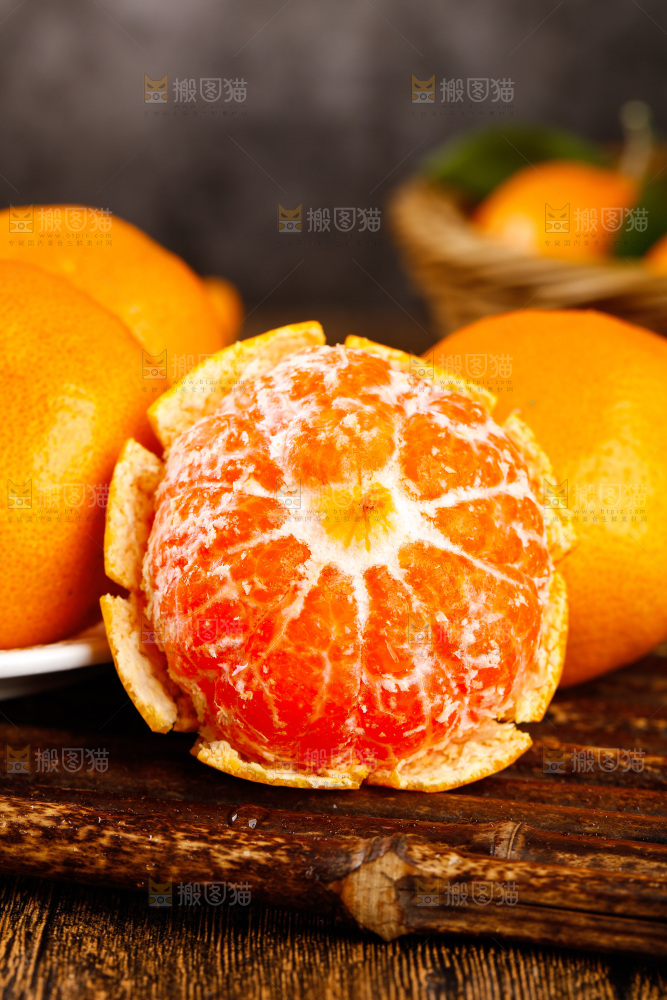 盘子里装着蜜橘