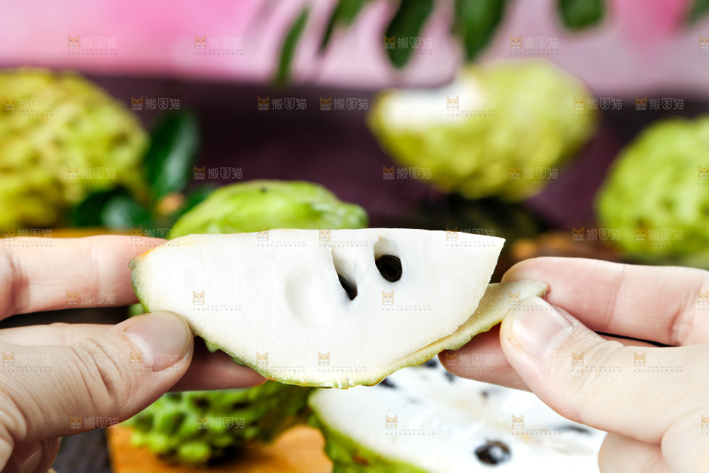 手里拿着牛奶释迦果