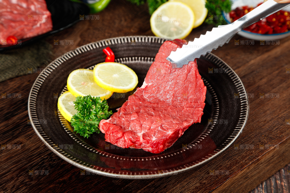 夹子夹着一块牛肉