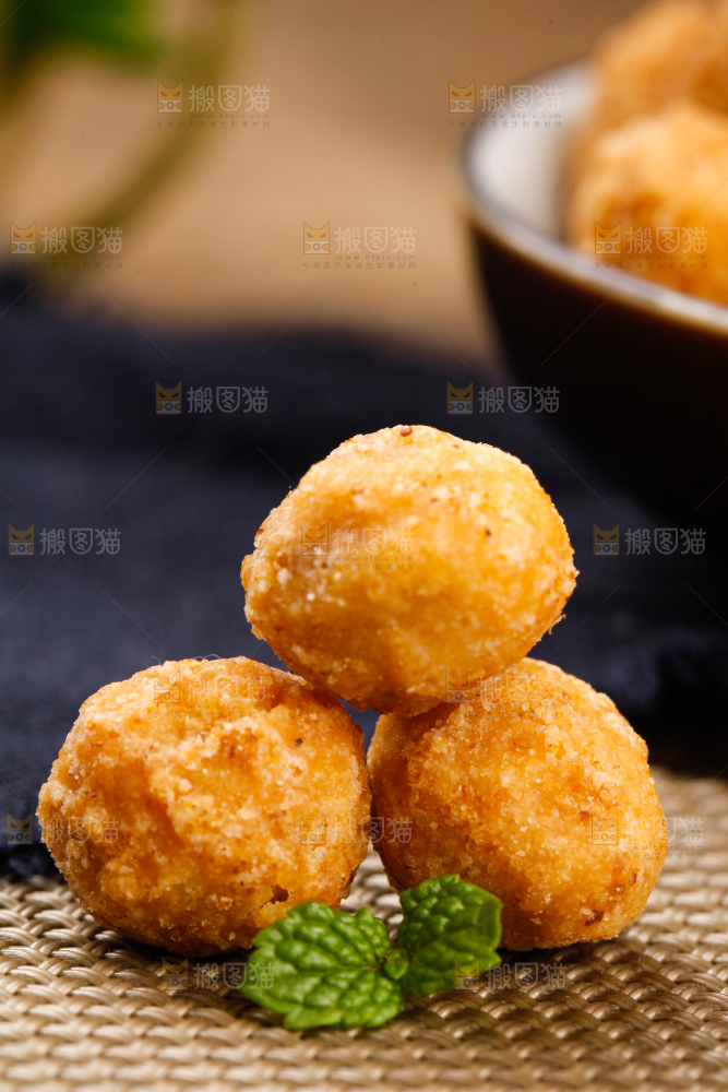 浅底上放着多味花生豆
