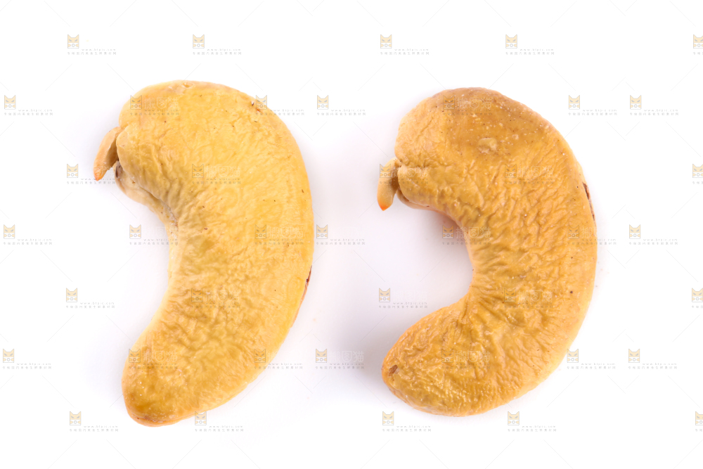 白底上剥皮的腰果