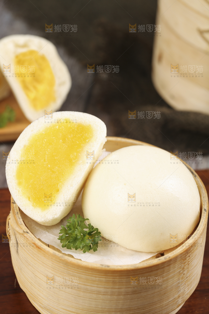 蒸笼里放着奶黄包