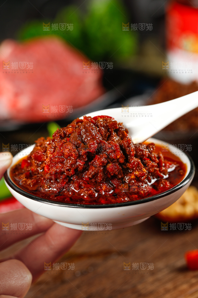 勺子里的牛肉酱
