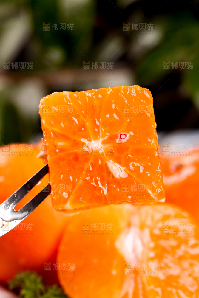 叉子叉着沃柑果肉