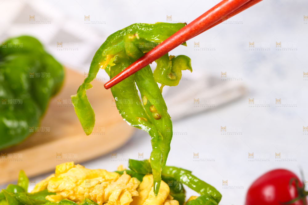 筷子夹着青椒炒蛋