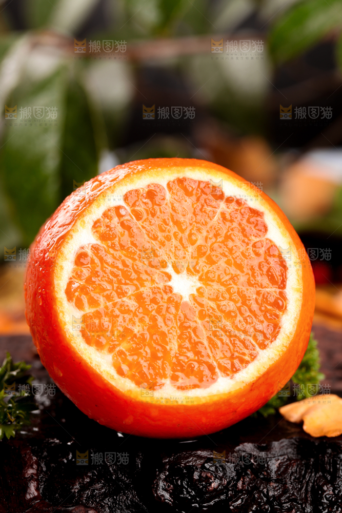 深底上放着切开的沃柑