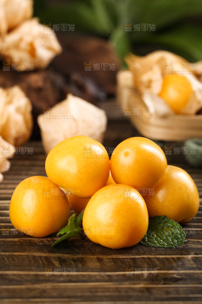 条纹布上摆放着姑娘果