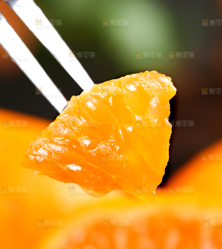 叉子上叉着芦柑果肉