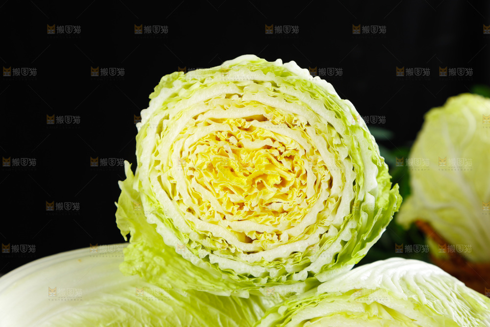 石板上放着一盘切开的山东大白菜