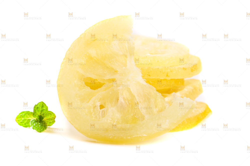 白底上放着干柠檬片