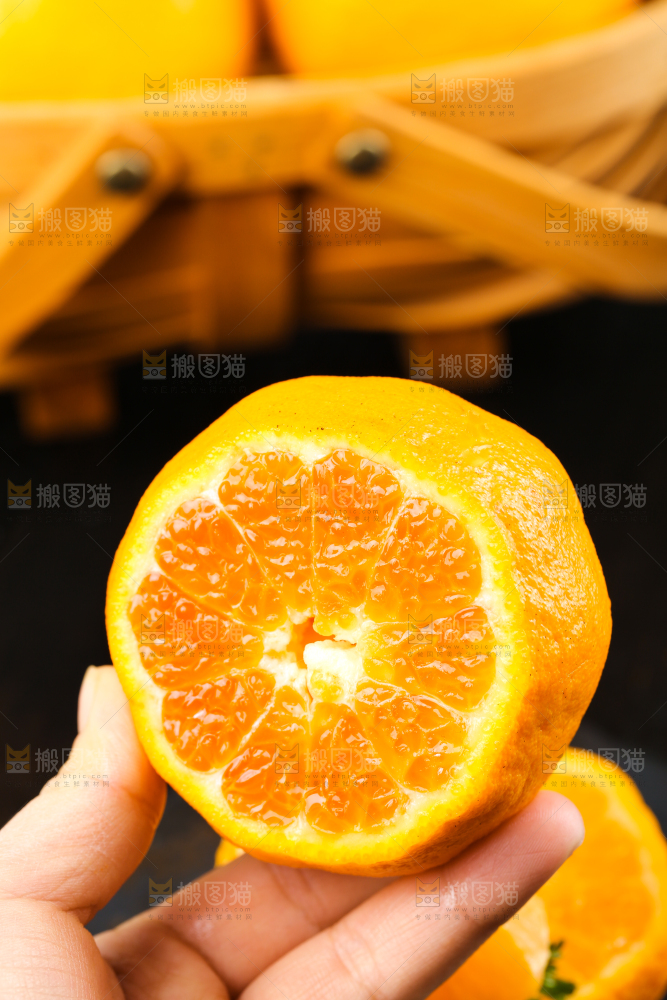 手里拿着新鲜芦柑