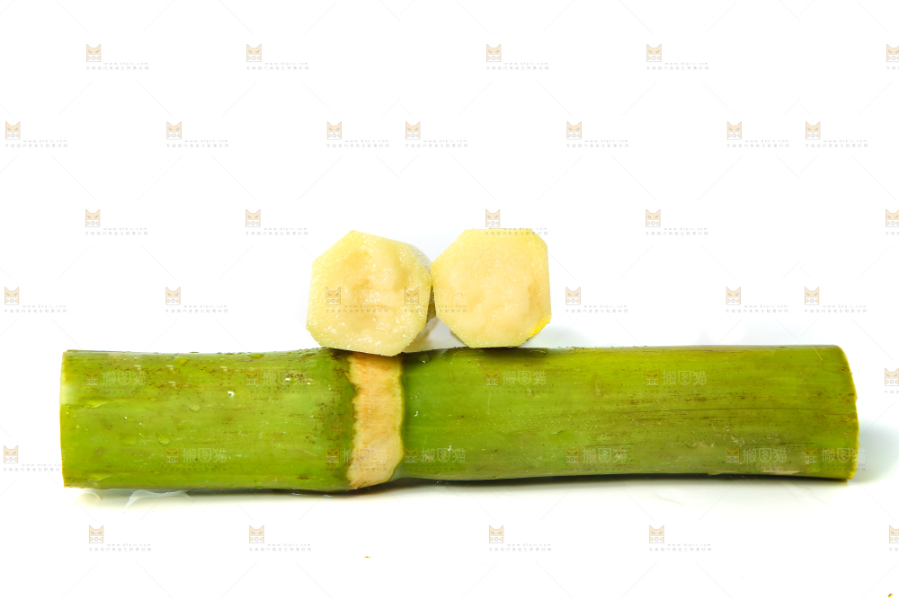 白底上放着削皮的甘蔗