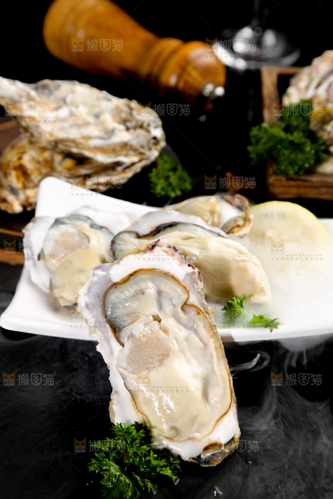 盘子里剥开的海蛎子
