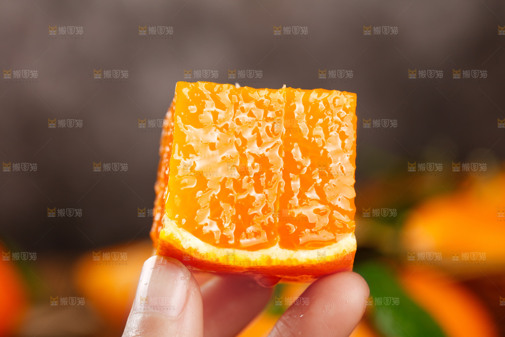 手里拿着橘子
