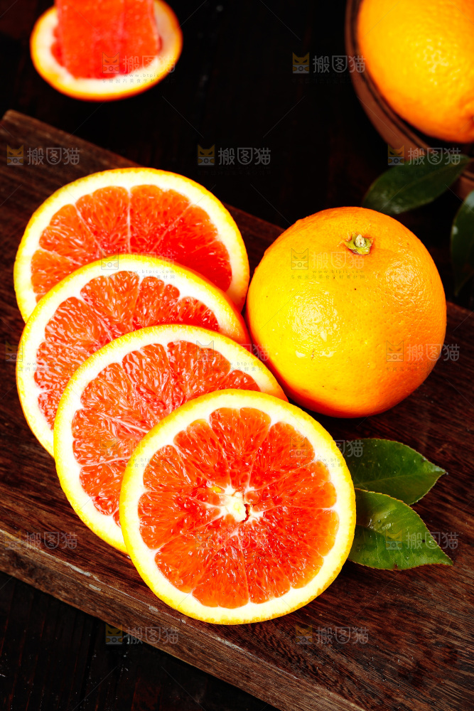 深底上放着削皮的赣南血橙