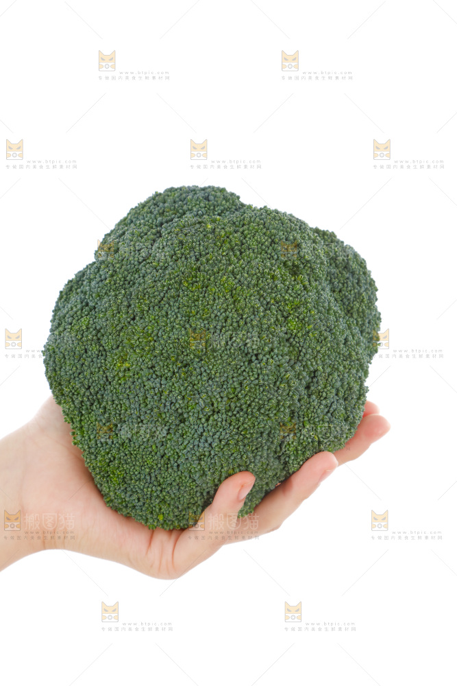 手里拿着西兰花