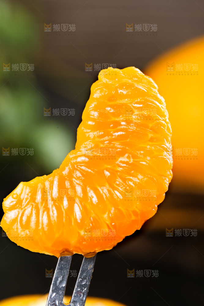 叉子上叉着芦柑果肉