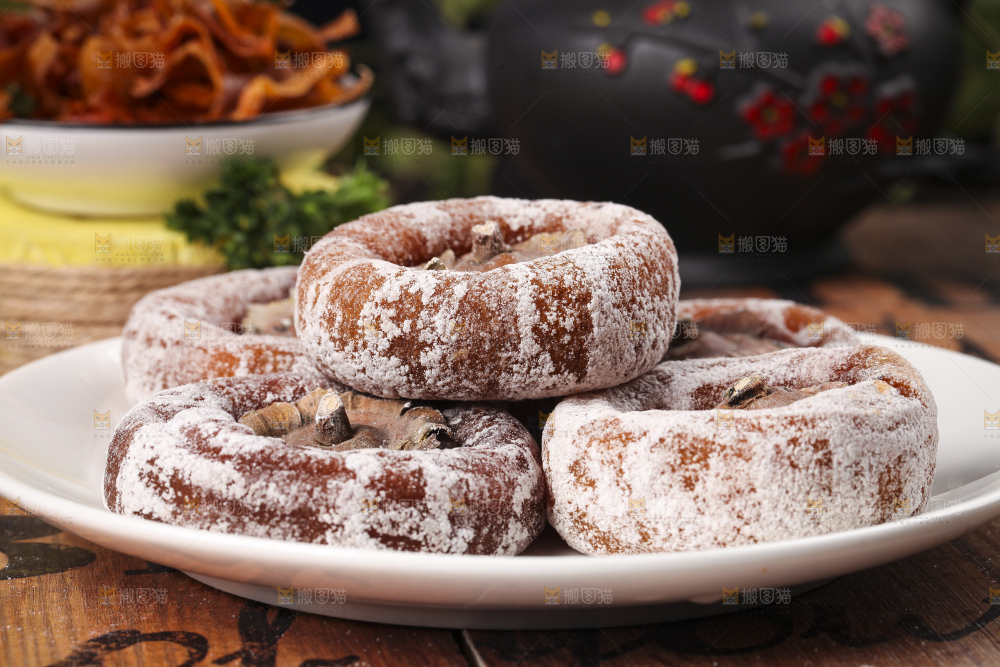盘子里装着霜降柿饼