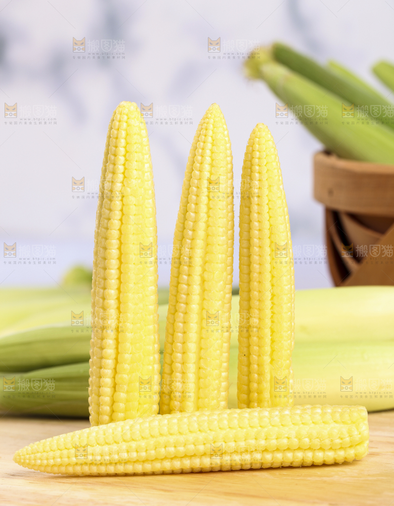 木板上的迷你玉米棒