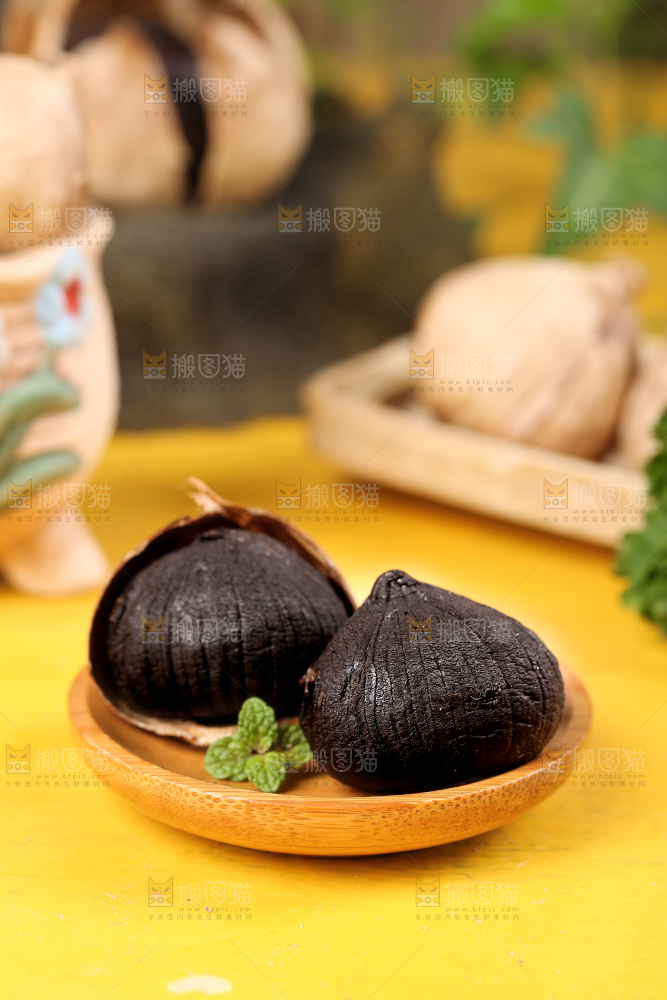 盘子里装着发酵黑蒜
