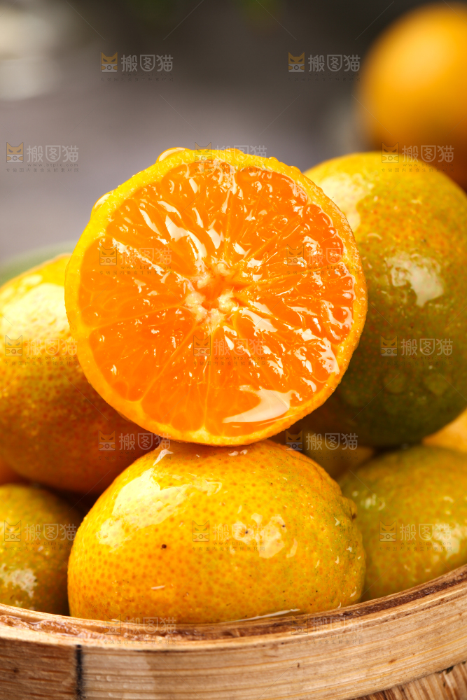 石板上放着一筐清香蜜橘