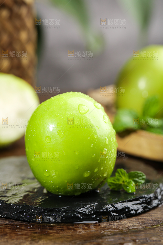 黑石板上的牛奶大青枣