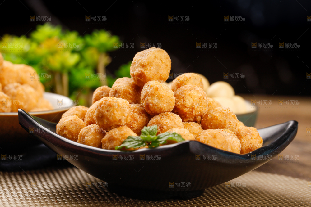碟子里放着多味花生豆