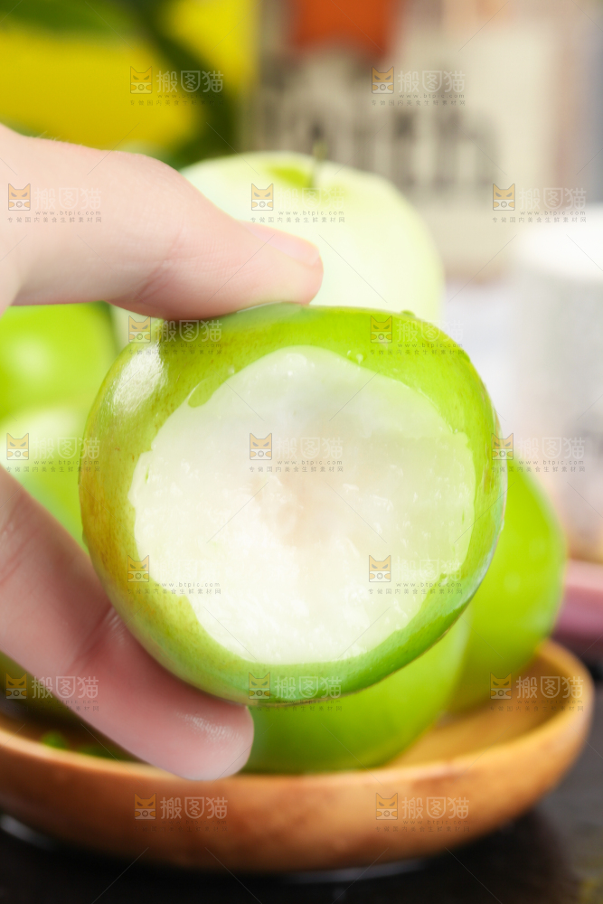 手拿牛奶枣