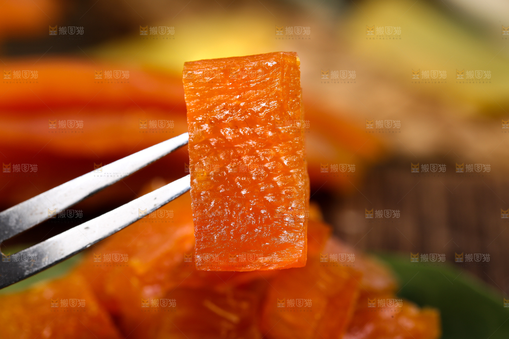 叉子叉着一块红熟干