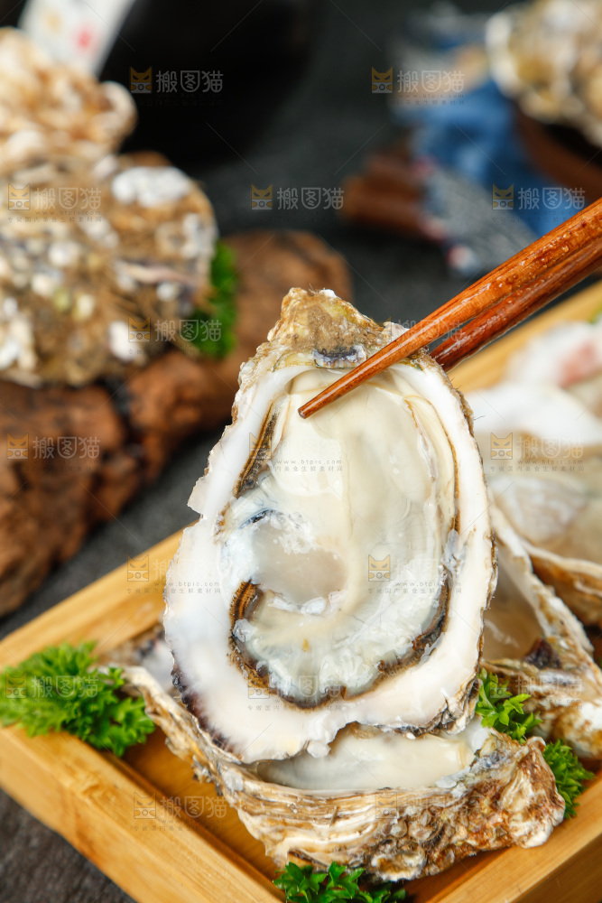 筷子夹着海蛎子