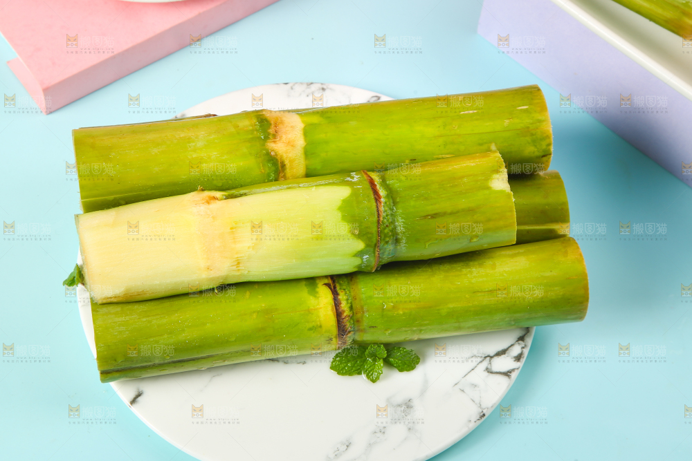 蓝底上放着一盘陶山甘蔗
