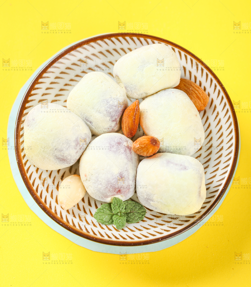 浅底上放着一碟杏仁奶枣